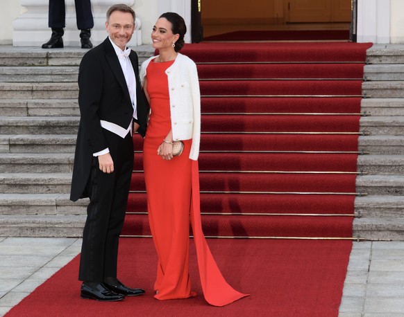 29.03.2023, Berlin: Bundesfinanzminister Christian Lindner (FDP) und seine Frau Franca Lehfeldt kommen zu einem Abendessen mit dem britischen K