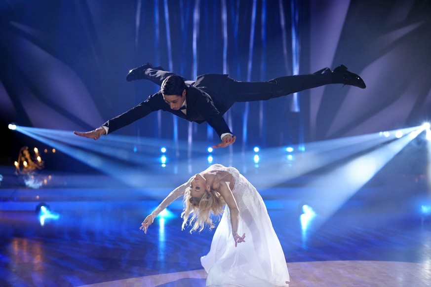 René Casselly und Kathrin Menzinger griffen bereits in Show eins von "Let's Dance" auf risikoreiche Stunts zurück.