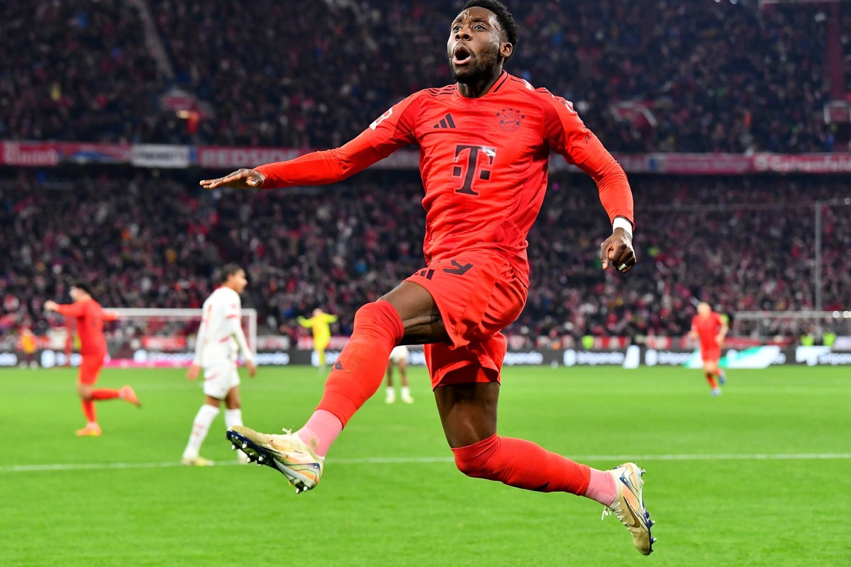 20.12.2024, xsltx, Fussball 1.Bundesliga, FC Bayern Muenchen - RB Leipzig emspor, v.l. Torjubel nach dem Tor zum celebrating the goal celebrate 5:1 durch Alphonso Davies FC Bayern Muenchen DFL/DFB REG ...