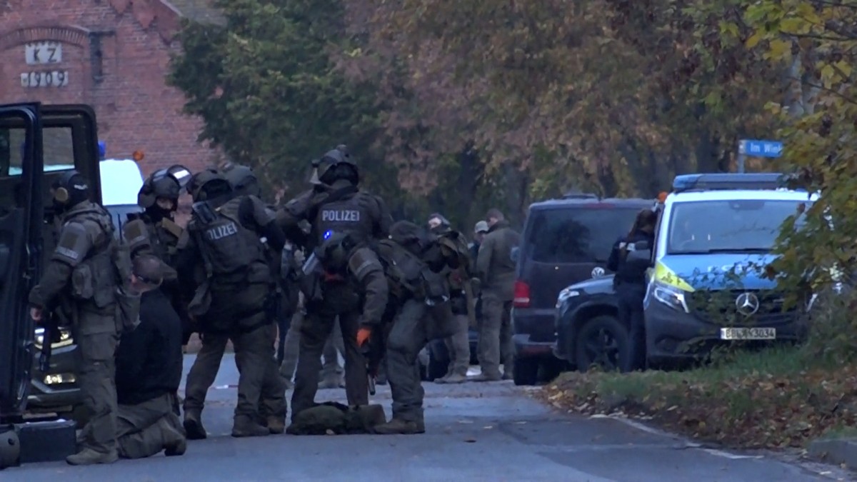 11.11.2023, Brandenburg, Vieritz: Ein Spezialeinsatzkommando der Polizei bereitet sich auf den Einsatz vor. Nach Sch�ssen einer bewaffneten Person mit einem Kind auf die Polizei dauert der Einsatz im  ...
