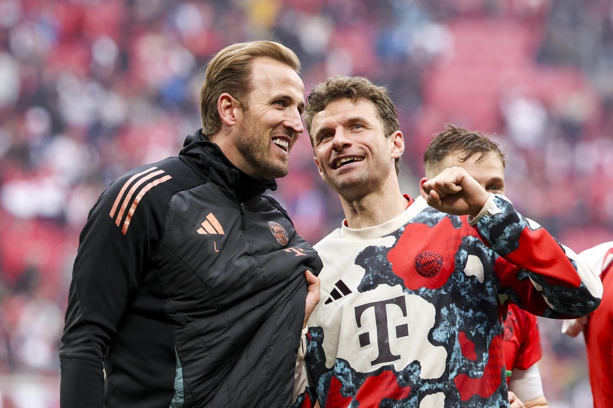 03.05.2025, Sachsen, Leipzig: Fußball: Bundesliga, RB Leipzig - Bayern München, 32. Spieltag, Red Bull Arena, Münchens Thomas Müller (r) und Harry Kane jubeln nach dem Spiel. (zu dpa: ««Kane you belie ...