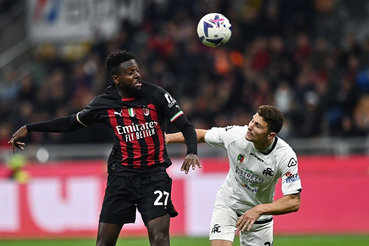 Mg Milano 05/11/2022 - campionato di calcio serie A / Milan-Spezia / foto Matteo Gribaudi/Image nella foto: Divock Origi-Mattia Caldara PUBLICATIONxNOTxINxITA