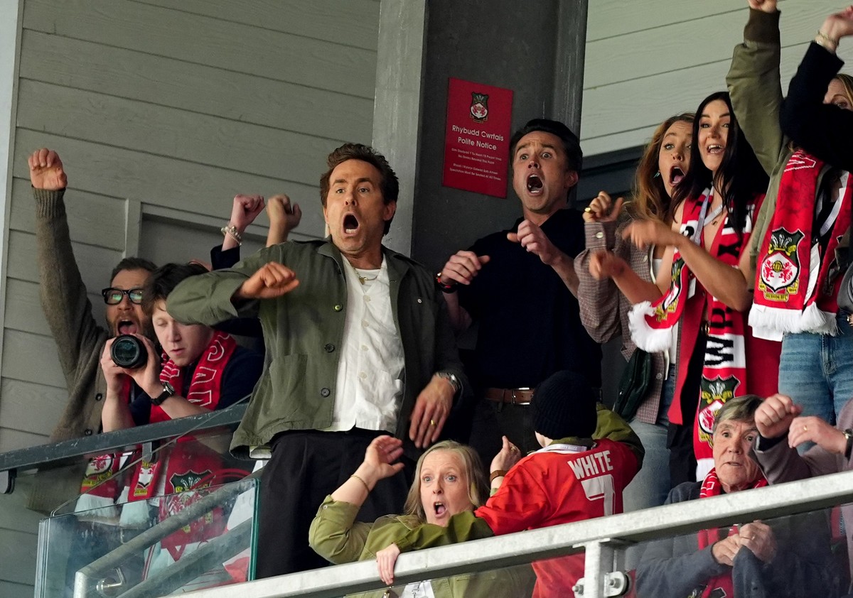 dpatopbilder - 26.04.2025, Gro�britannien, Wrexham: Ryan Reynolds (Mitte l) und Rob McElhenney (Mitte r), Miteigent�mer von Wrexham, und Schauspielerin Blake Lively feiern nach dem zweiten Tor von Wre ...