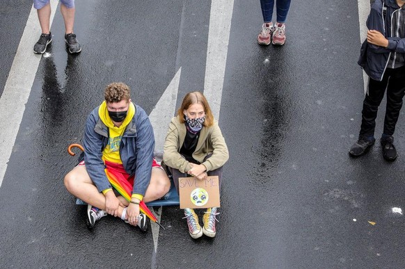 Junge Menschen haben Angst um ihre Zukunft, die sie vom Klimawandel als bedroht sehen.