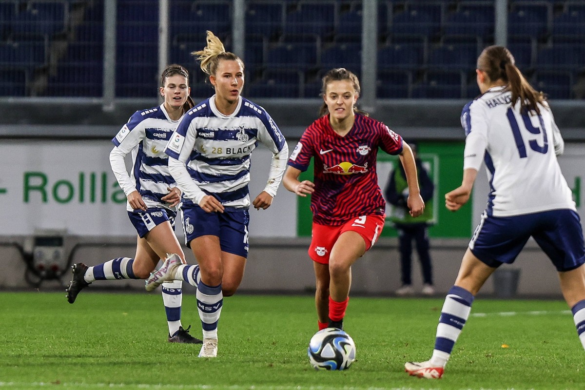 Fussball, Google Pixel Frauen Bundesliga Saison 2023/24 6.Spieltag MSV Duisburg - RB Leipzig 03.11.2023, schauinsland-reisen-arena Meret Guenster MSV Duisburg, 10 Josefine Schaller 3 RB Leipzig Duisbu ...
