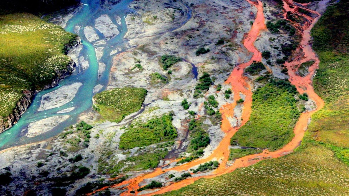 Der Kutuk River im Nationalpark Gates of the Arctic ist plötzlich orange.