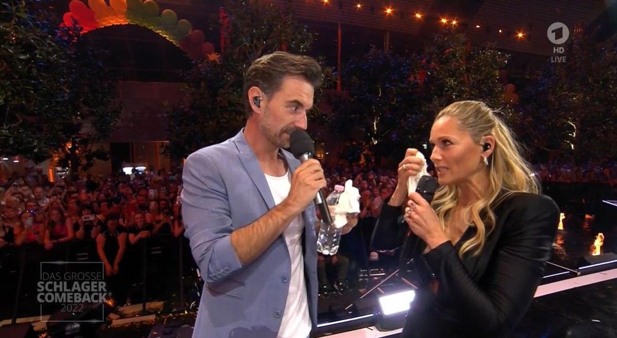 Florian Silbereisen versorgt Helene Fischer mit einer Erfrischung.