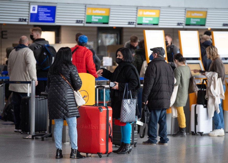 Passagiere warten am Flughafen Frankfurt. Nach der Entdeckung einer neuen Virusvariante will die Bundesregierung den Flugverkehr mit Südafrika einschränken.