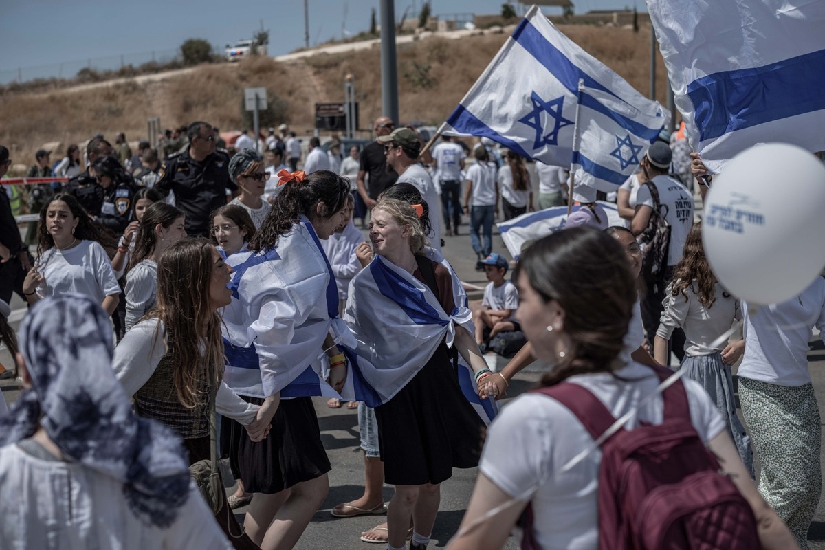 14.05.2024, Israel, Sderot: Israelische rechtsgerichtete Siedler marschieren am israelischen Unabhängigkeitstag zusammen und fordern die Übernahme des Gazastreifens. Am 14. Mai 2024 begeht Israel den  ...