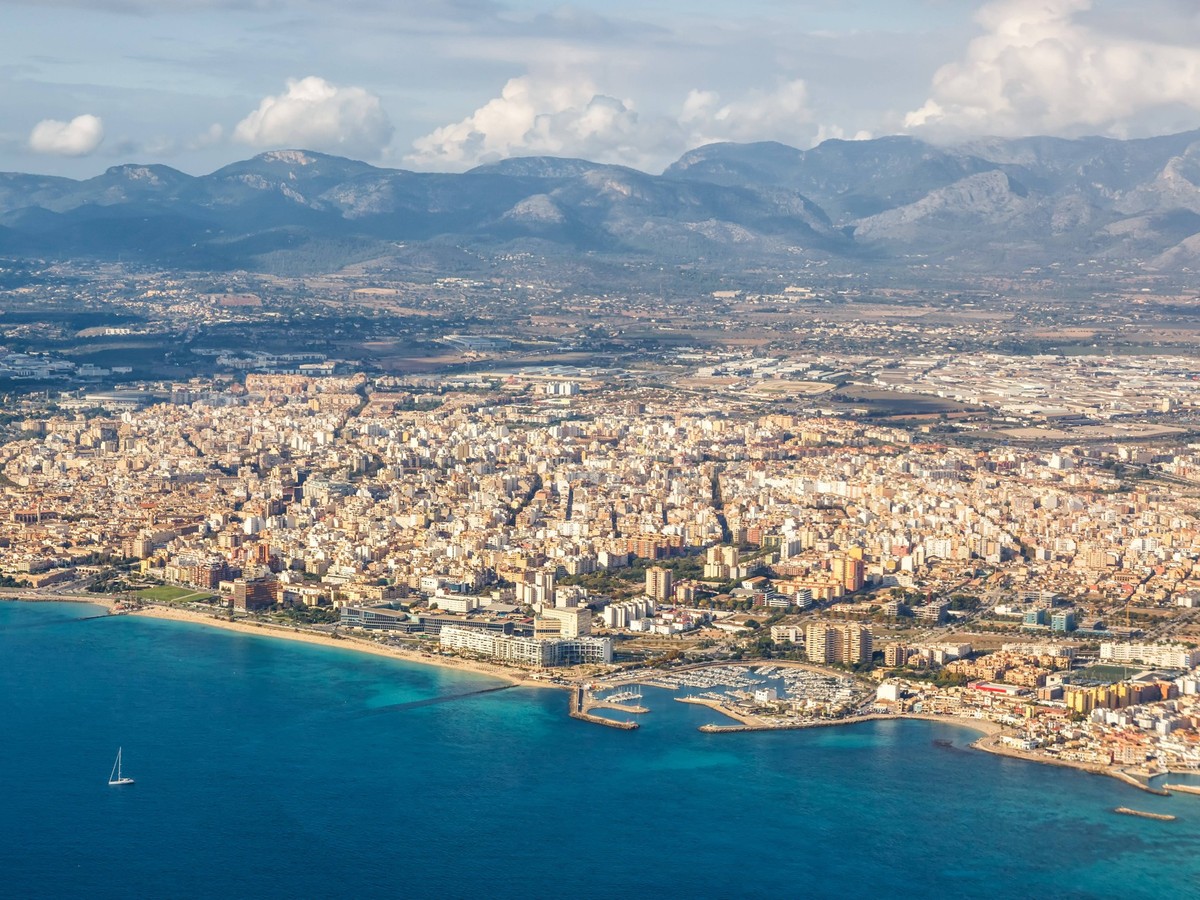 Palma de Mallorca Stadt mit Meer Mittelmeer Urlaub Reise reisen Luftbild in Spanien Palma de Mallorca, Spanien - 25. Oktober 2021: Stadt mit Meer Mittelmeer Urlaub Reise reisen Luftbild in Palma de Ma ...