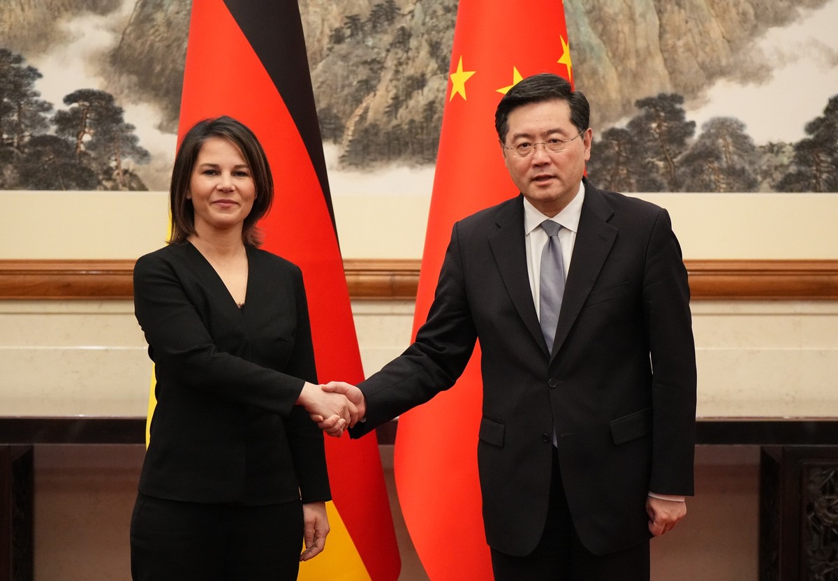 14.04.2023, China, Peking: Außenministerin Annalena Baerbock (Bündnis 90/Die Grünen) und der chinesische Außenminister Qin Gang geben sich im Staatsgästehaus Diaoyutai vor Beginn des deutsch-chinesisc ...