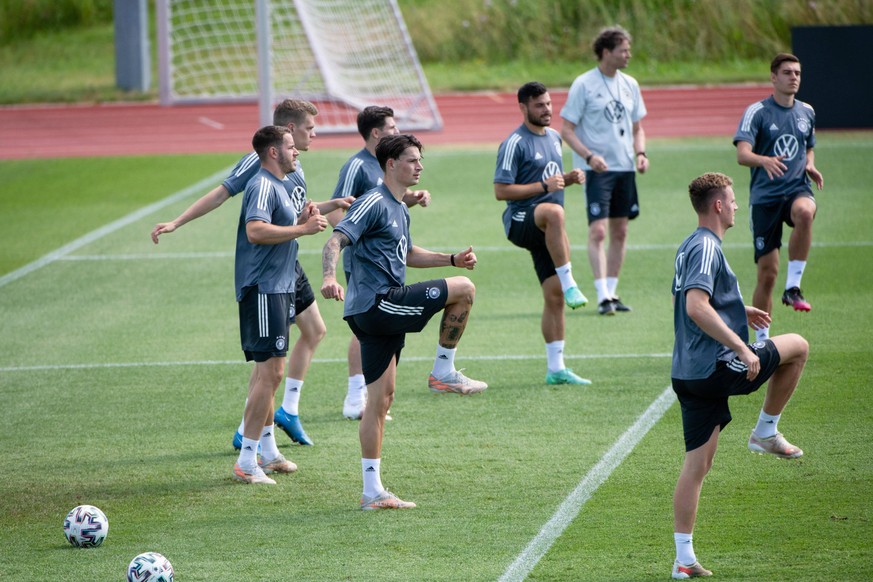 Robin Koch Deutschland und Mitspieler beim aufwaermen, GER, Fussball Nationalmannschaft Trainingslager Herzogenaurach, 21.06.2021, Spielzeit 2020/2021 DFB REGULATIONS PROHIBIT ANY USE OF PHOTOGRAPHS A ...