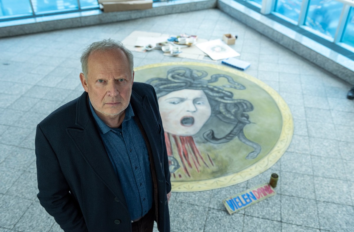 ARD/NDR TATORT: BOROWSKI UND DAS HAUPT DER MEDUSA, am Sonntag (16.03.25) um 20:15 Uhr im ERSTEN.
Kommissar Klaus Borowski (Axel Milberg) – offiziell in Rente – kann den Fall nicht auf sich beruhen las ...