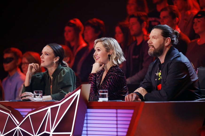 Carolin Kebekus, Ruth Moschner und Rea Garvey in der 1. Live Show der 2. Staffel &#039;The Masked Singer&#039; 2020 in den MMC Studios Köln-Ossendorf. Köln, 10.03.2020