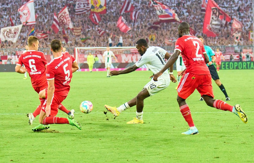 Marcus THURAM, MG 10 compete for the ball, tackling, duel, header, zweikampf, action, fight against Benjamin PAVARD, FCB 5 Joshua KIMMICH, FCB 6 Dayot Upamecano , FCB 2 in the match FC BAYERN MÜNCHEN  ...