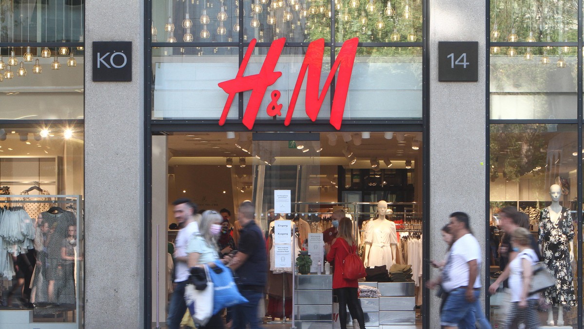 H&M zieht fragwürdige SchulmädchenWerbung nach Kritik zurück