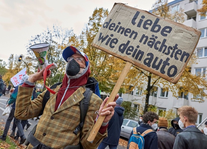 Zentraler Klimastreik: Tausende Menschen demonstrieren für mehr Klimaschutz Deutschland, Berlin: Unter dem Motto Ihr lasst uns keine Wahl hat Fridays for Future zum Klimaprotest durch das Regierungsvi ...