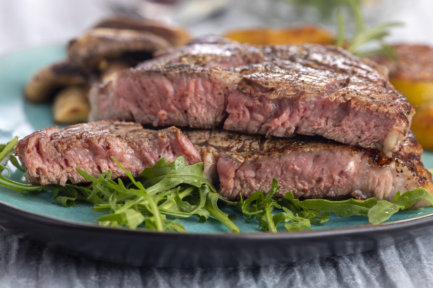 saftiges gegrilltes Steak auf dem Teller | Verwendung weltweit