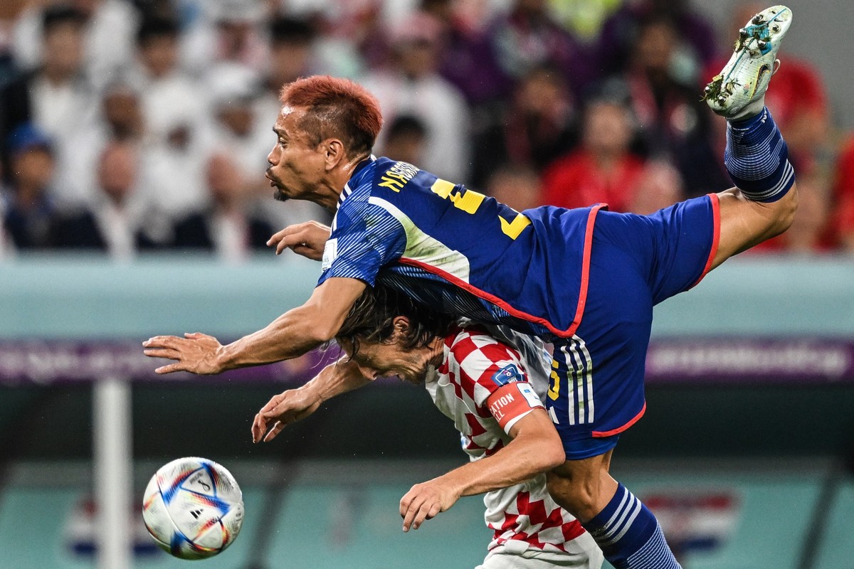 05.12.2022, Katar, Al-Wakra: Fu�ball, WM, Japan - Kroatien, Finalrunde, Achtelfinale, Al-Dschanub Stadion, Kroatiens Luka Modric und Japans Yuto Nagatomo im Zweikampf. Foto: Robert Michael/dpa +++ dpa ...