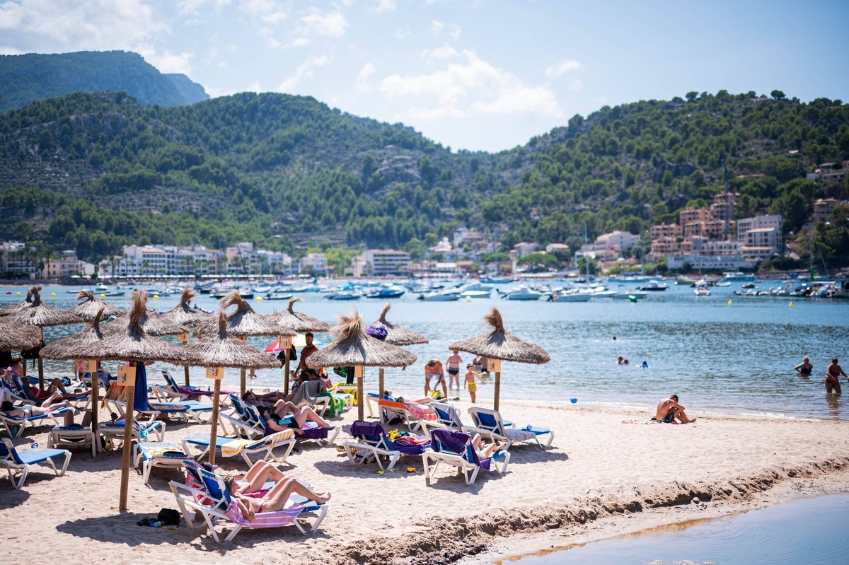 28.08.2024 - Sommer auf Mallorca: Urlauberinnen und Urlauber am Strand in Port de Soller. , *** 28 08 2024 Summer in Mallorca Holidaymakers on the beach in Port de Soller ,