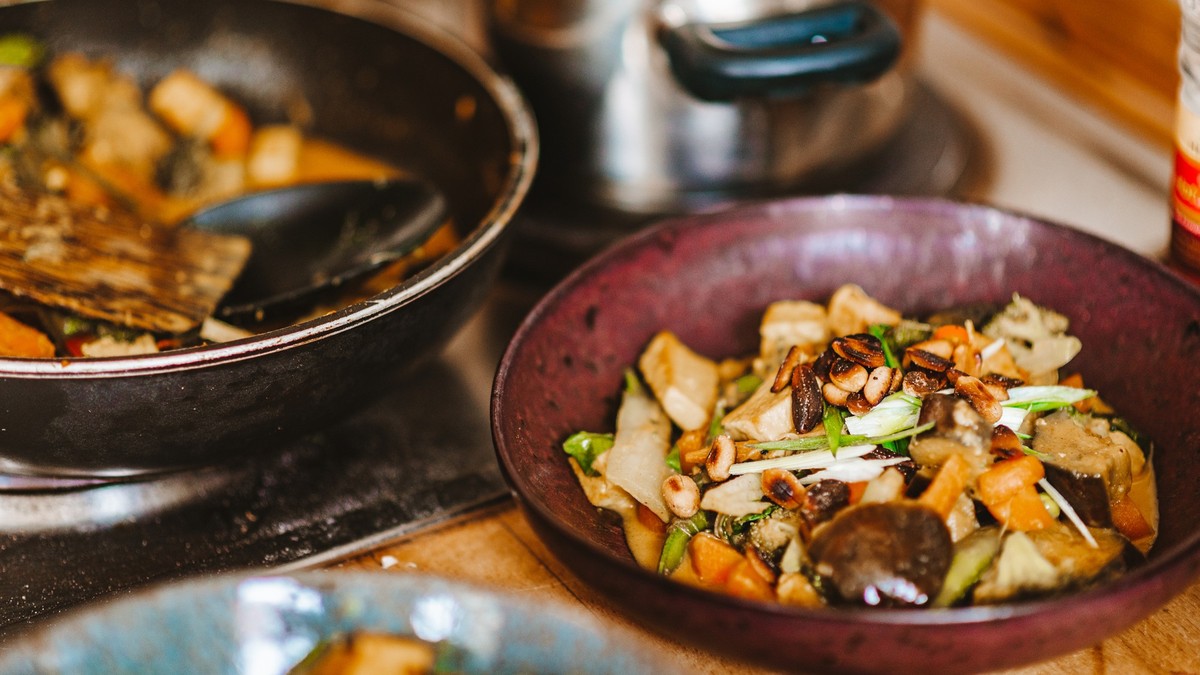 Vegane Leckereien: Erdnuss-Pfanne mit Gemüse und Soja