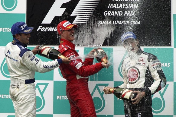 Siegerehrung GP Malaysia 2004, v.li.: Juan-Pablo Montoya Kolumbien / BMW-Williams, Michael Schumacher Deutschland / Ferrari und Jenson Button England / BAR-Honda feiern mit einer Sektdusche