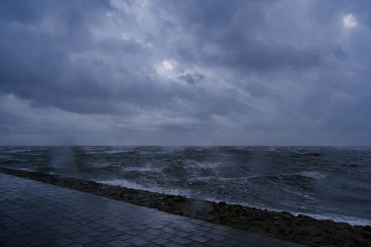 05.07.2023 xkhx Deutschland, Büsum, Nordsee Unwetterwarnung Stufe Rot vor Sturm/Orkan Poly an der Nordeseeküste bei Büsum Bild zeigt Schaumkronen auf den Wellen *** 05 07 2023 xkhx Germany, Büsum, Nor ...