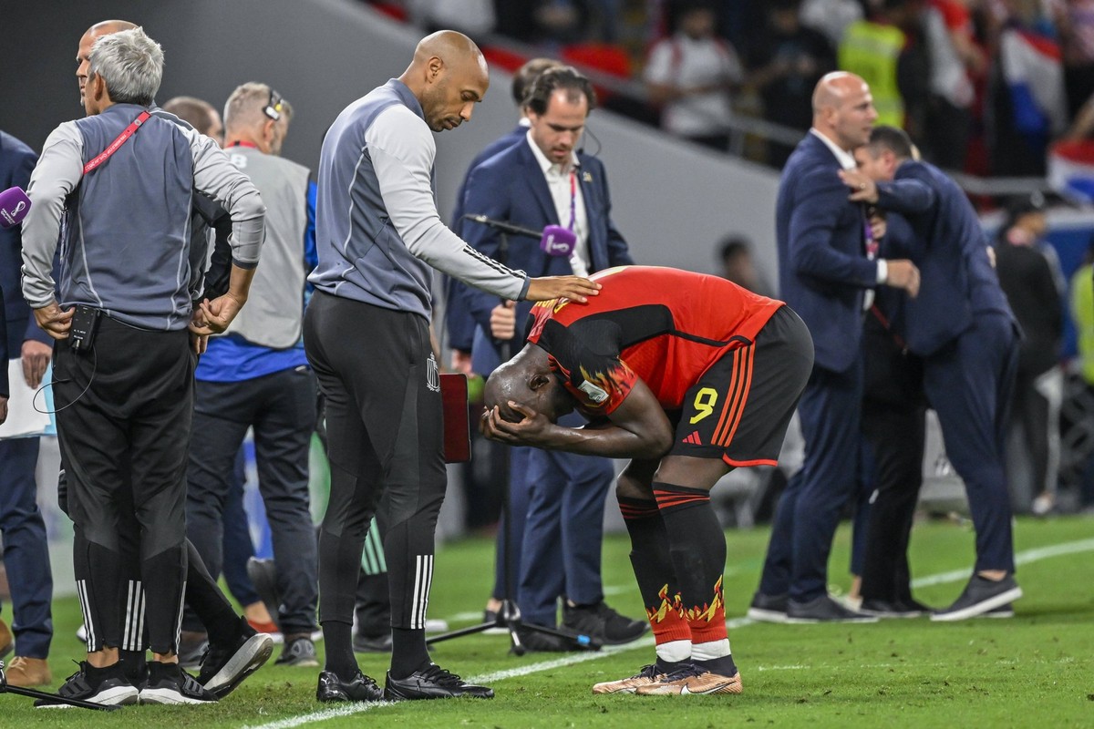 DOHA, QATAR - DECEMBER 01 : Henry Thierry assistant coach of Belgium comforting Lukaku Romelu forward of Belgium during the FIFA World Cup, WM, Weltmeisterschaft, Fussball Qatar 2022 Group F match bet ...