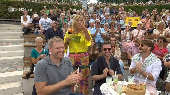 Andrea Kiewel machte beim "Fernsehgarten" Bekanntschaft mit zwei schwulen Paaren.