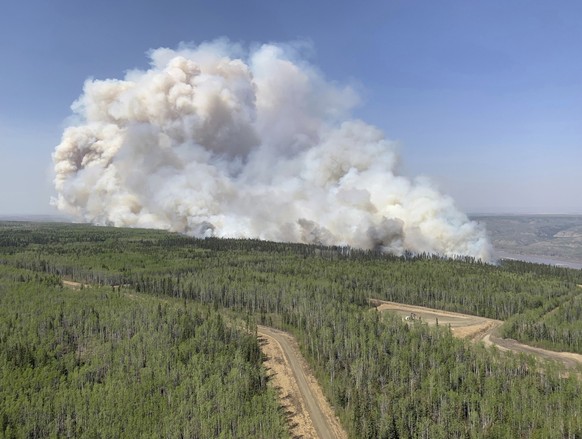 HANDOUT - 06.05.2023, Kanada, Grande Prairie: Auf diesem von der Feuerwehr von Alberta zur Verfügung gestellten Bild brennt ein Waldstück im Bezirk Grande Prairie in Alberta, Kanada, am Samstag, 6. Ma ...