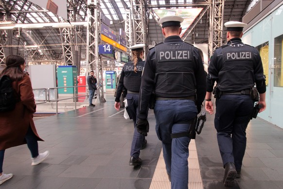Bewaffnete Polizeistreife der Bundespolizei patrouilliert in der Bahnhofshalle im Hauptbahnhof Frankfurt, Hessen, Deutschland *** Armed police patrol of the Federal Police patrols in the station conco ...