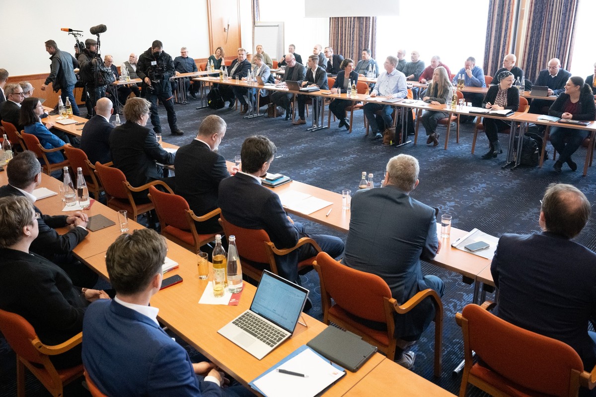 28.02.2023, Hessen, Fulda: Die Verhandlungsdelegationen sitzen vor der ersten Runde der Tarifverhandlungen zwischen der Gewerkschaft EVG und der Deutsche Bahn AG zusammen. Dar�ber hinaus finden auch n ...
