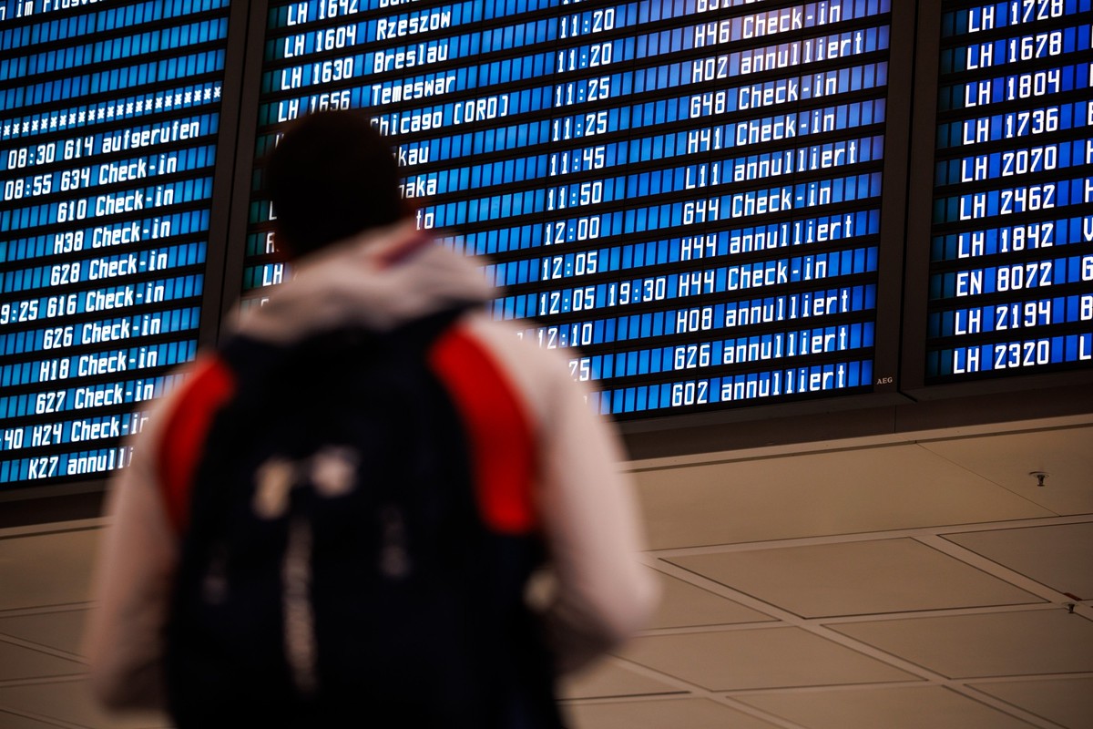 17.01.2024, Bayern, München: Zahlreiche Flüge sind auf einer Anzeigetafel in einer Abflughalle am Münchner Flughafen als &quot;annulliert&quot; ausgewiesen. Wegen der winterlichen Wetterbedingungen ko ...