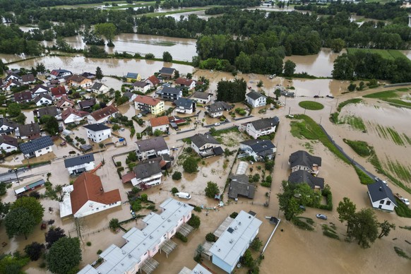04.08.2023, Slowenien, Sneberje: Ein überflutetes Gebiet in der Nähe der Stadt Kamnik. Inmitten der schweren Unwetter und Überschwemmungen in Slowenien ist die Leiche eines Mannes gefunden worden. Fot ...