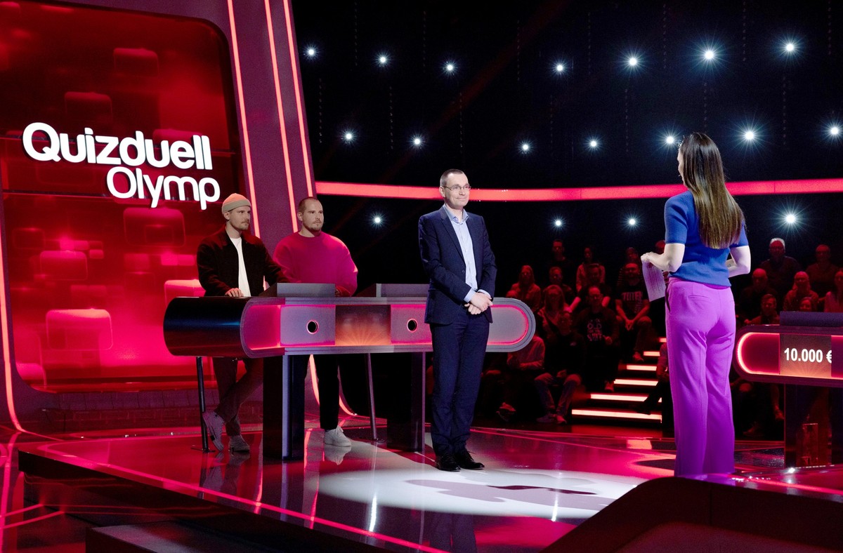 ARD QUIZDUELL-OLYMP, FOLGE 465, &quot;mit Esther Sedlaczek&quot;, am Freitag (08.03.24) um 18:50 Uhr im ERSTEN.
Moderatorin Esther Sedlaczek (r.) mit den Kandidaten des Teams &quot;Wolter&quot;: Denni ...