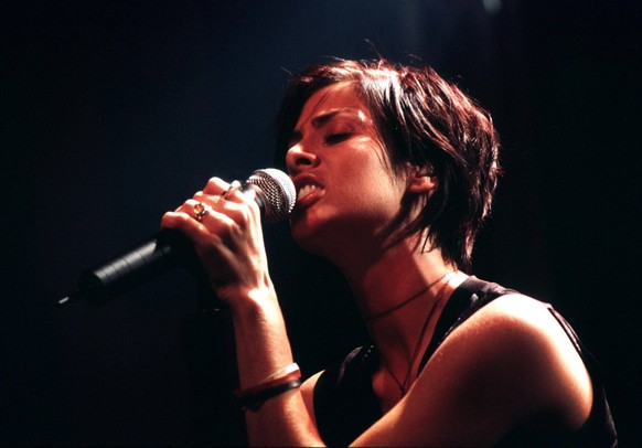 27/ Konzert 98: Natalie Imbruglia, Sängerin, Musik, Pop, Newcomerin, Mikro, Mikrophon, *** 27 Concert 98 Natalie Imbruglia, singer, music, pop, newcomer, mike, microphone, Copyright: xPOP-EYE/Morlokx ...