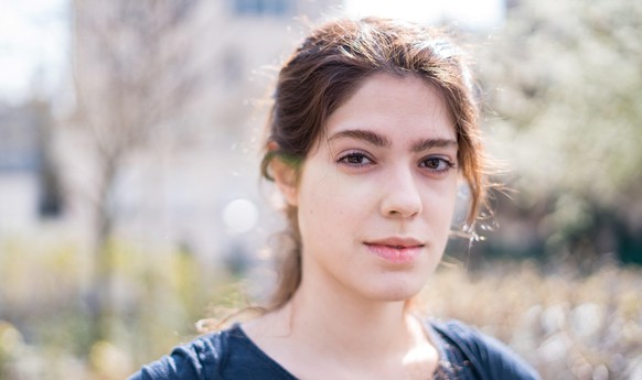 Darya Sotoodeh (23) ist seit April 2020 bei Fridays for Future aktiv. Sie engagiert sich in Heidelberg und in bundesweiten Projekten, zum Beispiel zum Thema Antirassismus. Außerdem ist sie im Politbüro der Migrantifa for Futureund studiert Übersetzungswissenschaft in Heidelberg.