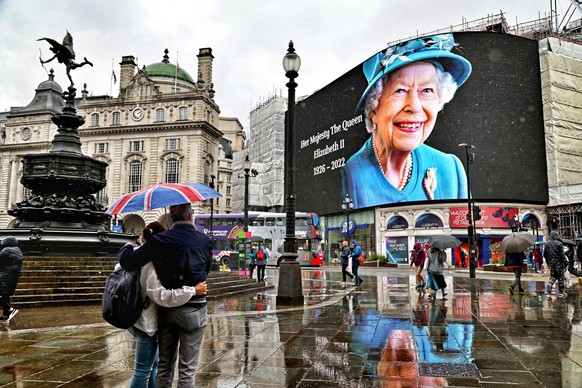 London is very sombre as the rain starts to fall in Piccadilly Circus, after the announcement of the death of Queen Elizabeth II yesterday, whilst staying at Balmoral Castle in Scotland. PUBLICATIONxN ...