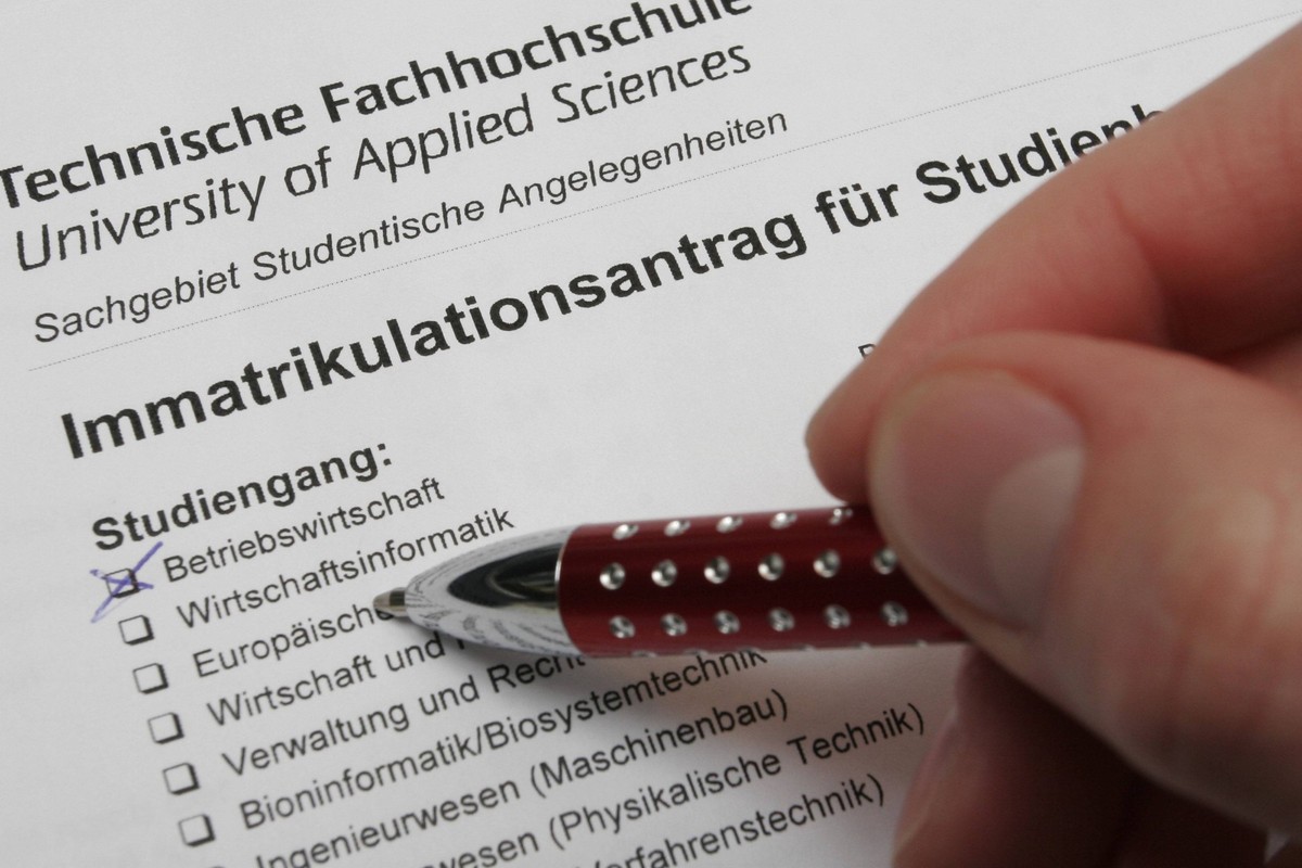 Bildnummer: 52379632 Datum: 05.02.2008 Copyright: imago/suedraumfoto
Immatrikulationsantrag f�r eine Technische Fachhochschule wird mit Kugelschreiber ausgef�llt, Objekte; 2008, Symbolfoto, Studium, ...