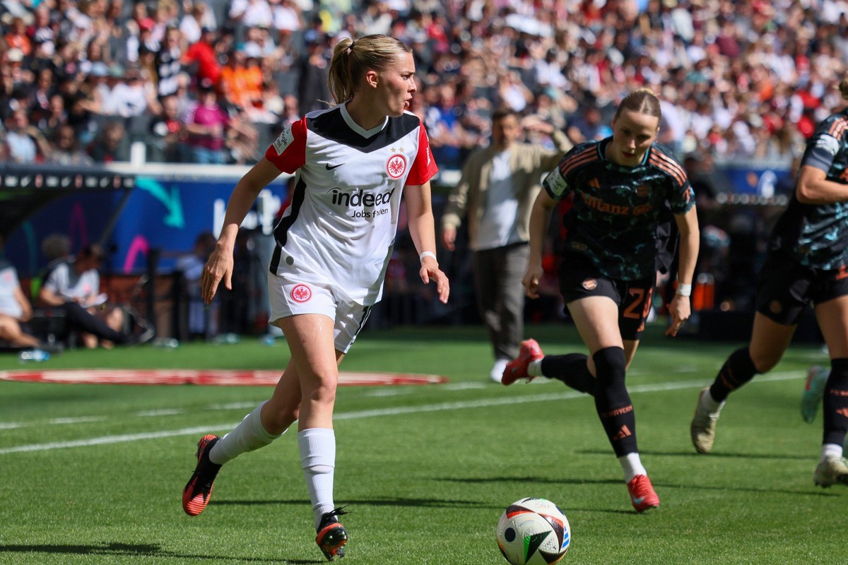 Frankfurt, Deutschland 12. April 2025: 1. BL - Frauen - 2024 / 2025 - Eintracht Frankfurt vs. FC Bayern M�nchen Im Bild: v.li. Laura Freigang Eintracht Frankfurt und Franziska Kett FC Bayern /// DFB r ...