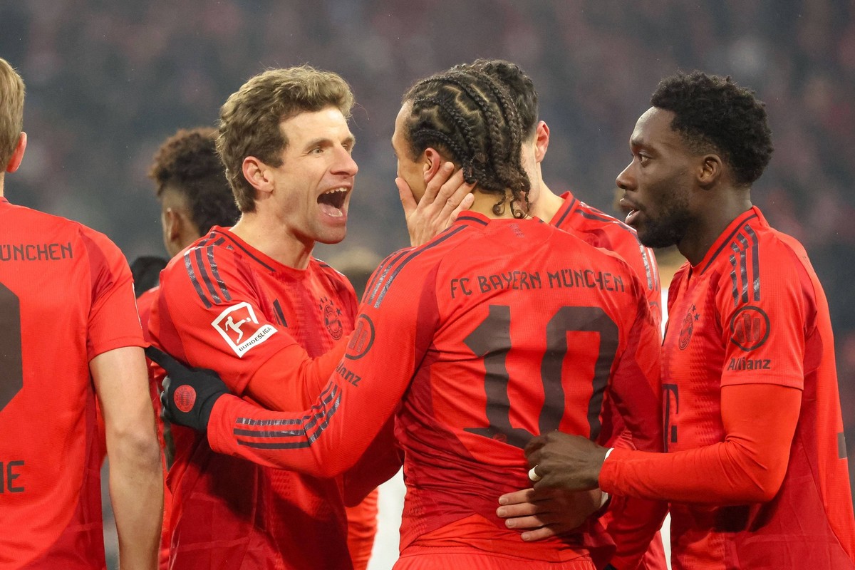 Torjubel von Leroy Sane 10 FC Bayern Muenchen zum 1:0, Thomas Mueller 25 FC Bayern Muenchen, Alphonso Davies 19 FC Bayern Muenchen, FC Bayern Muenchen vs. TSG 1899 Hoffenheim, Fussball, 1. Bundesliga, ...