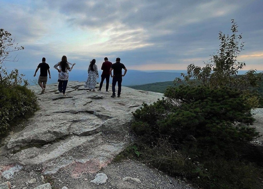 Syndication: Westchester County Journal News, People enjoy the views at Sam s preserve, located on the highest section of the Shawangunk Mountains in Minnewaska State Park September 26, 2021. Foliage, ...