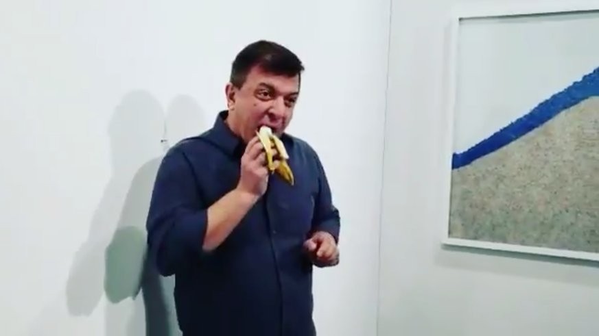 Auch das ist Kunst: David Datuna isst die teure Installation in Form einer Banane.