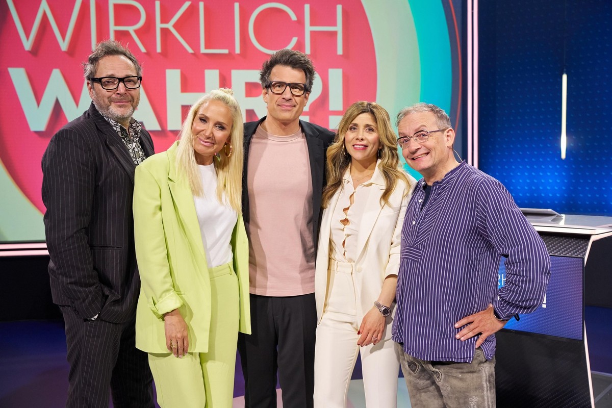 Moderator Daniel Hartwich mit den Promi-Rateteams Paul Panzer und Janine Kunze, sowie Panagiota Petridou und Wigald Boning.

+++ Die Verwendung des sendungsbezogenen Materials ist nur mit dem Hinweis  ...