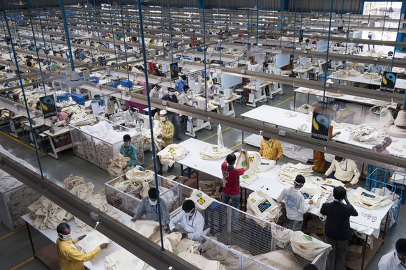 India Miraj , textile factory INDIA Miraj , factory Esteam produce fair trade cotton bags for discounter like Lidl *** INDIEN Miraj , Textilfabrik Esteam fertigt u.a. fuer Lidl fairtrade Baumwolltasch ...