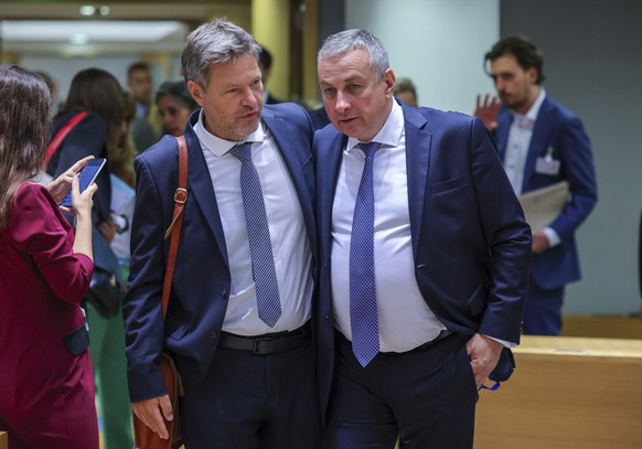 Wirtschaftsminister Robert Habeck und Jozef Sikela (Tschechien), der das Treffen in Brüssel leitete. 