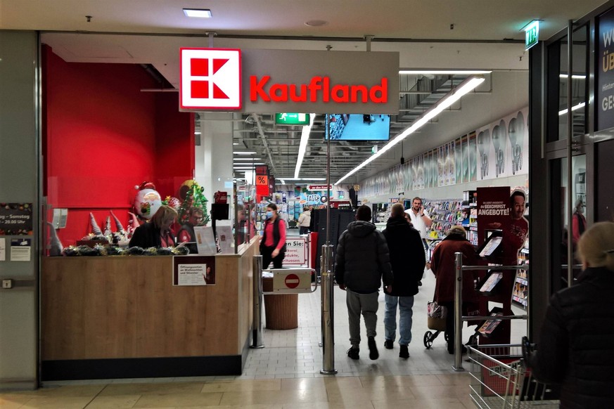 Kaufland Supermarkt - Discounter. Kaufland ist ein Unternehmen des Lebensmitteleinzelhandels mit Sitz in Neckarsulm, Deutschland. Es betreibt aktuell ueber 1470 Filialen und ist neben Deutschland in s ...