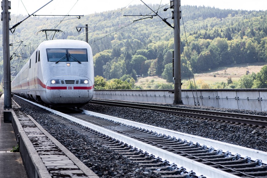 18.09.2019, Hessen, Spangenberg: Ein ICE der Deutschen Bahn fährt auf der Hochgeschwindigkeitsstrecke zwischen Hannover und Würzburg auf einem Gleis mit weißem Farbanstrich. Die Bahn startet auf der P ...