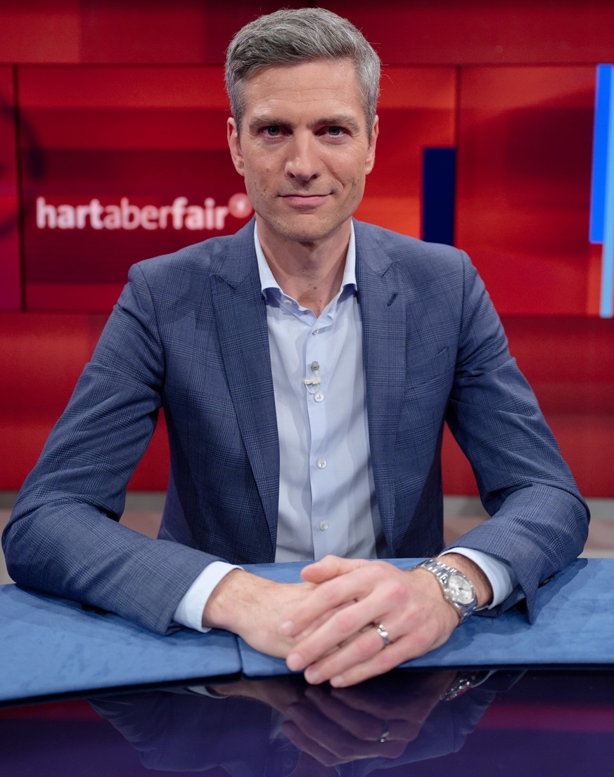 PRODUKTION - 31.10.2022, Nordrhein-Westfalen, Köln: Der Journalist Ingo Zamperoni sitzt nach live Produktion der Diskussionssendung &quot;Hart aber fair&quot; im Studio. Foto: Henning Kaiser/dpa +++ d ...