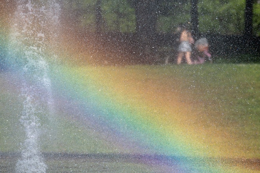 19.06.2021, Hessen, Hanau: Ein Regenbogen erscheint in einer Font